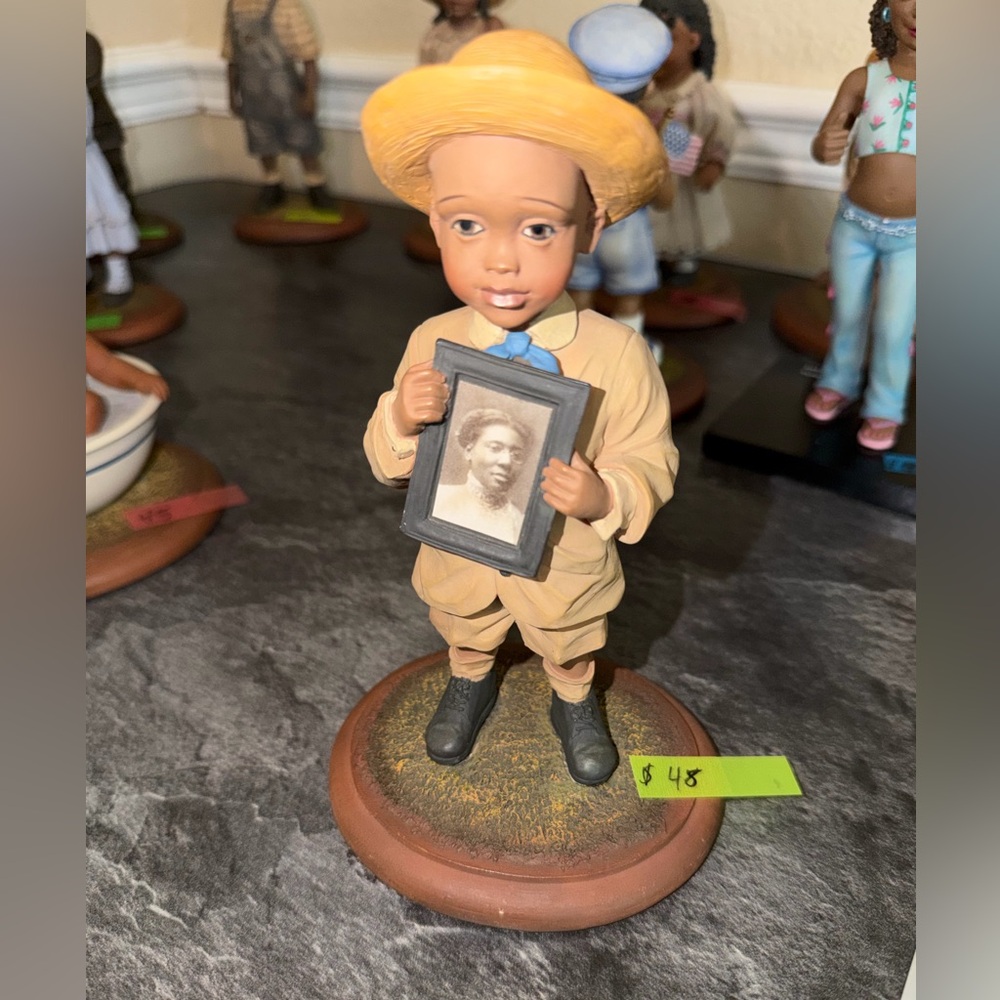 Vintage-Inspired Tan and Black Picture Frame Figurine